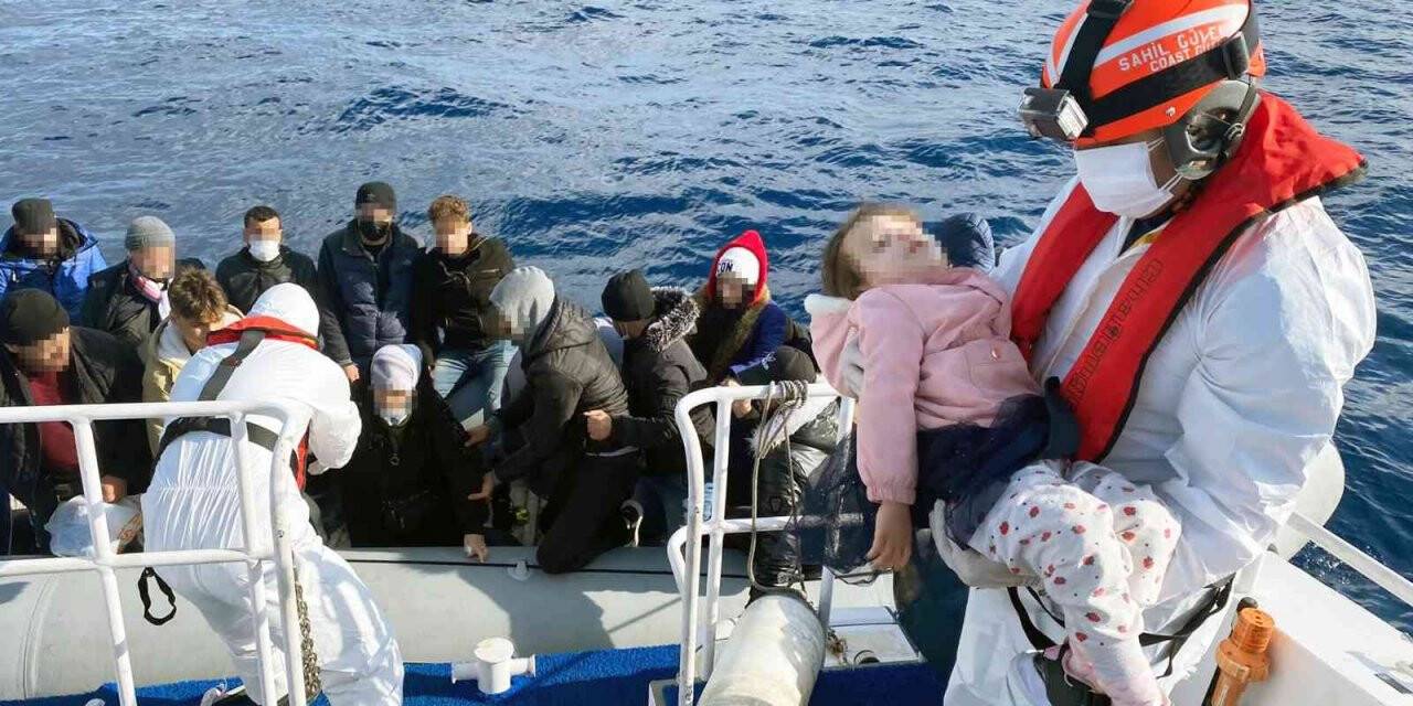 Yunanların ölüme terk ettiği göçmenleri Sahil Güvenlik kurtarıyor