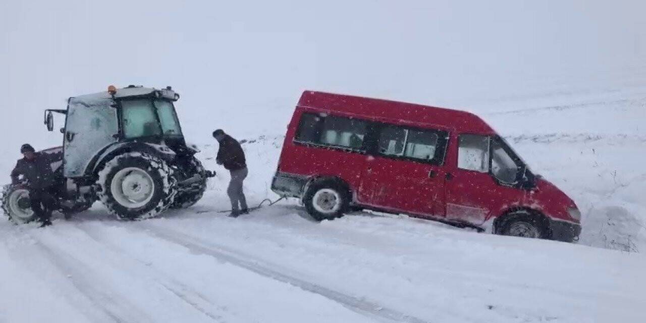 Ardahan’da karda kayan minibüs traktör yardımı ile kurtarıldı