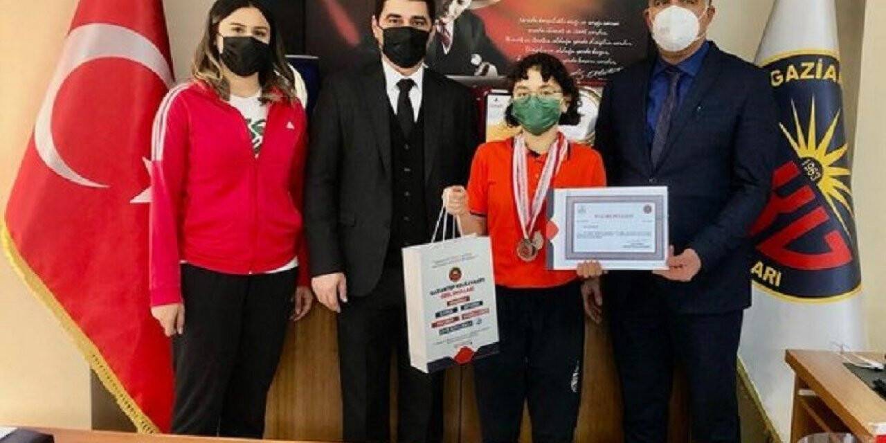 GKV’li İdil Erkan’ın yüzme başarısı