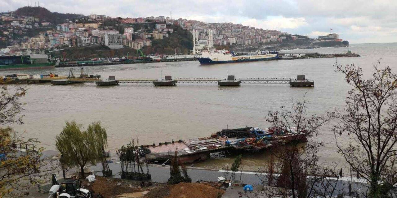 Lodos ve yağmurun ardından Zonguldak Limanı sarıya boyandı