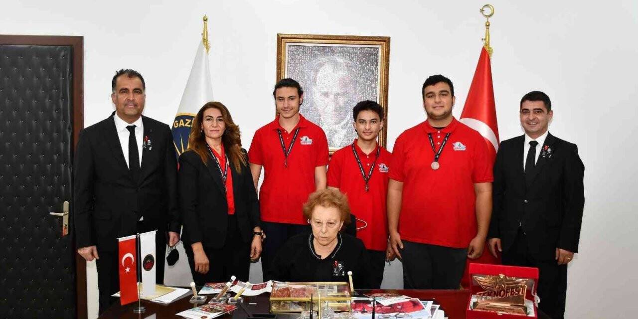 Nüket Ersoy’a öğrencilerden anlamlı ziyaret