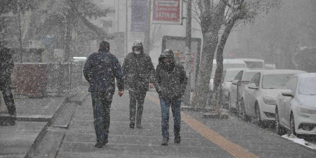 Kars’ta yoğun kar yağışı