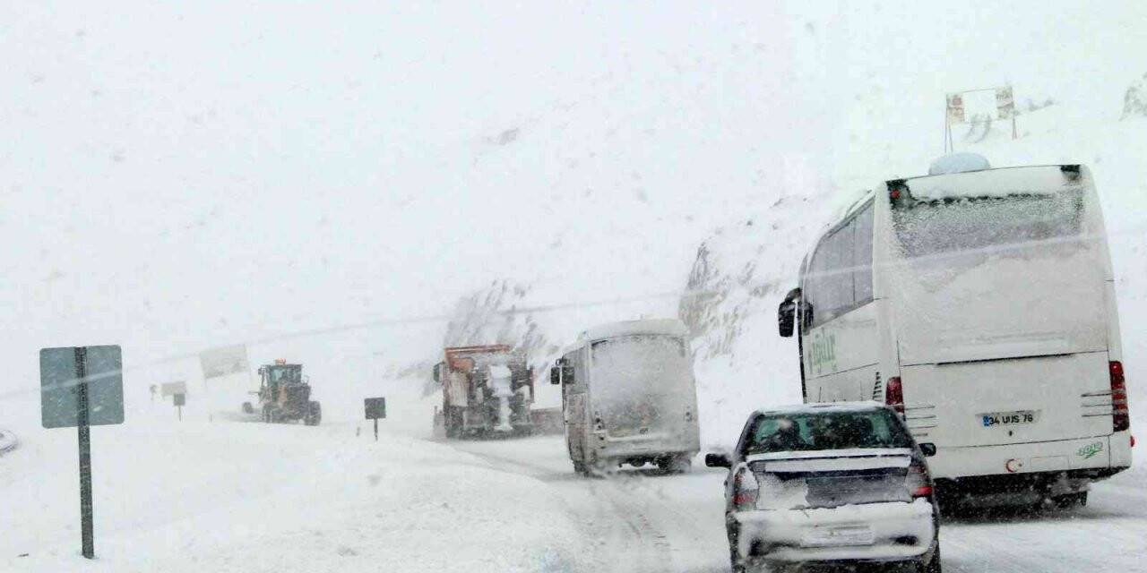Bayburt’a aralık karla geldi