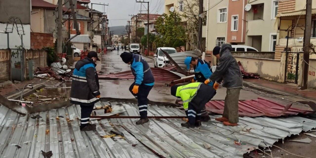 Derince’de lodos sonrası çevre temizliği