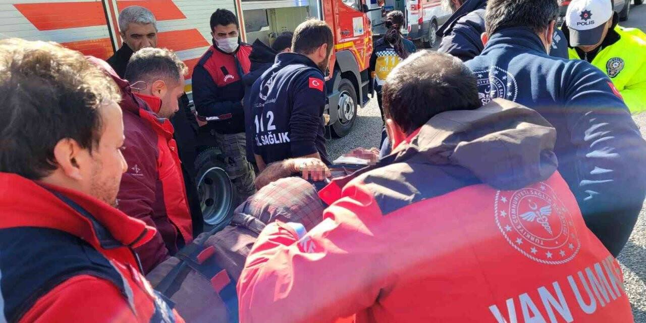 Van’da cam yüklü tır devrildi: 2 yaralı