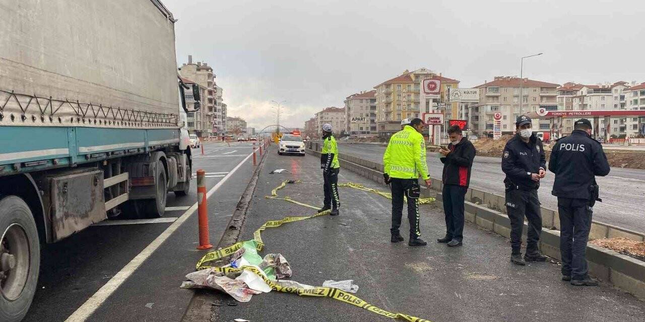 Kamyonun çarptığı kadın hayatını kaybetti