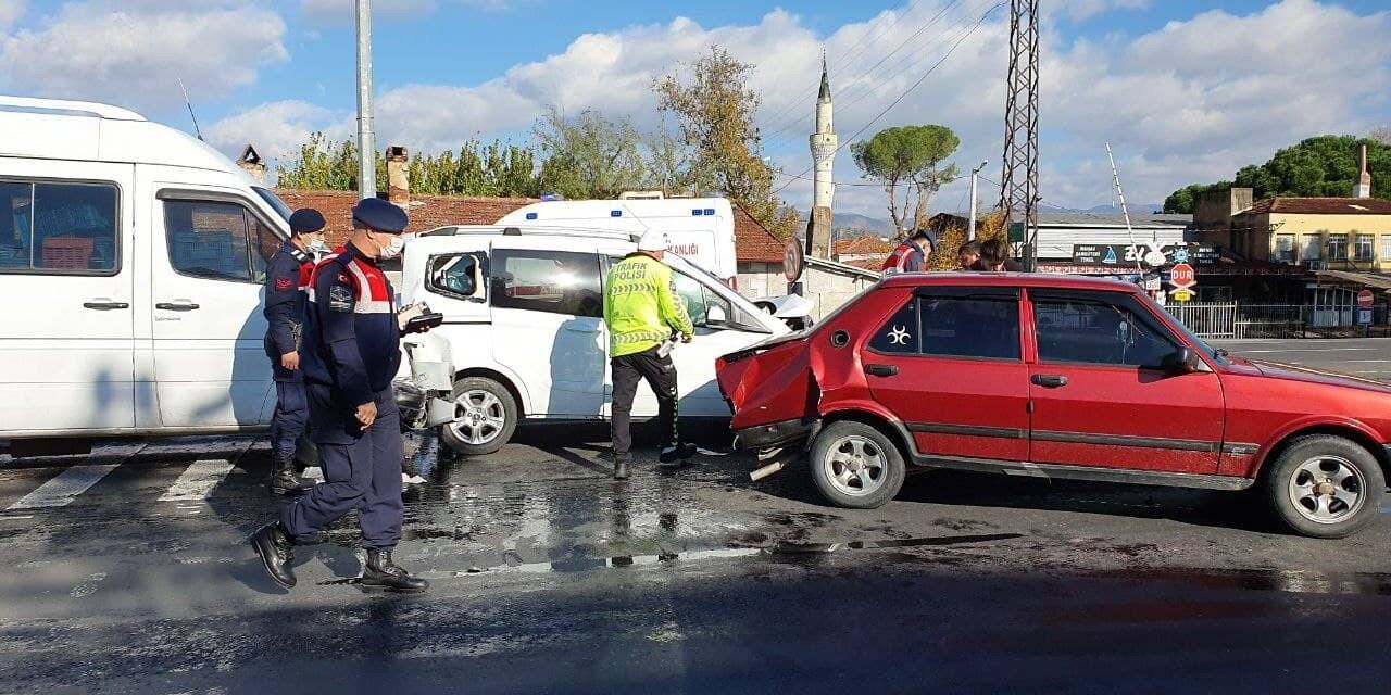 Trafik ışıklarında bekleyen araçlara çarptı