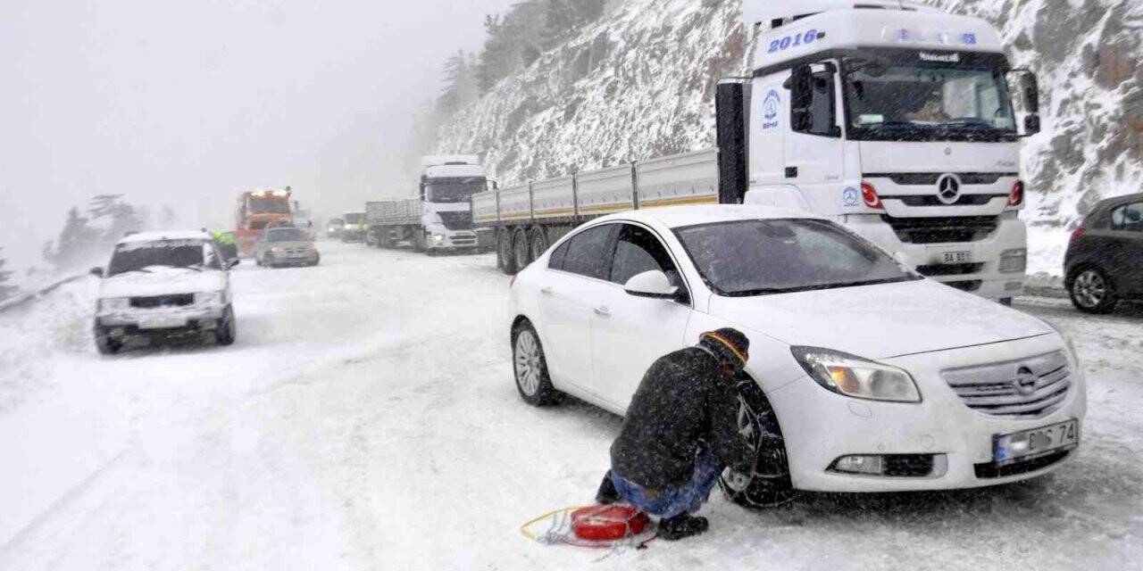 Doğuda kar yolları kapadı