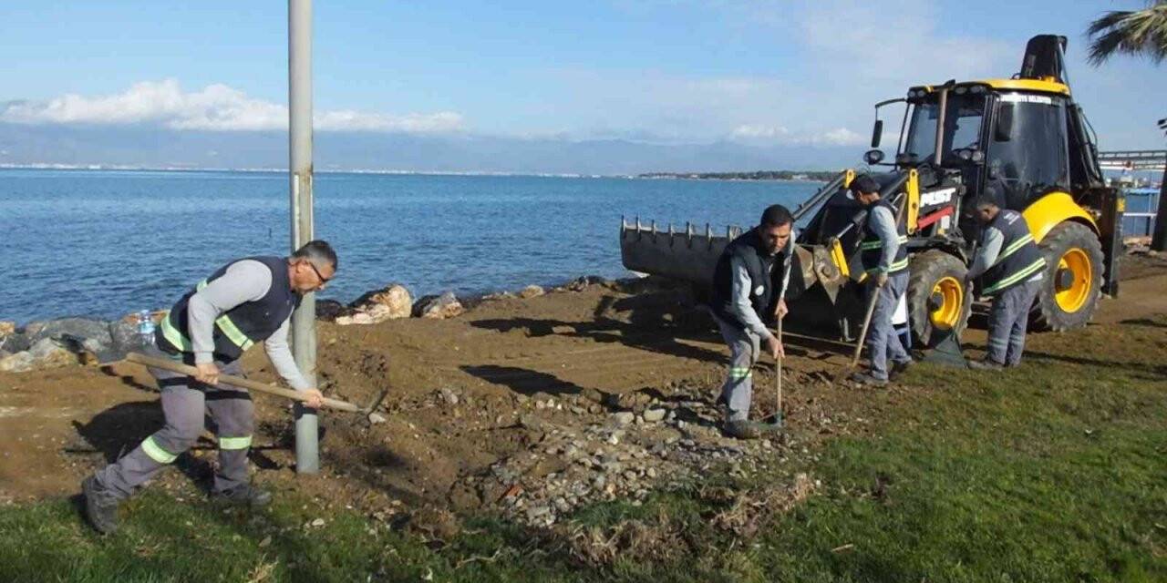 Balıkesir’de fırtınanın izleri silinmeye çalışılıyor