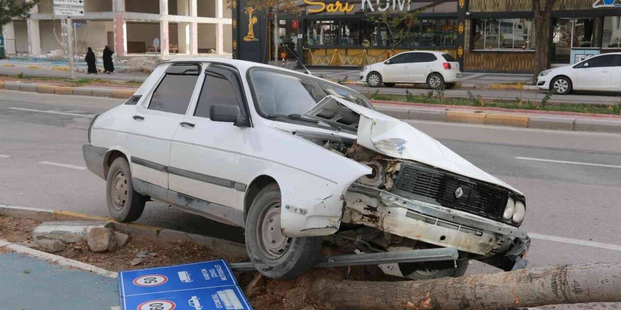 Aksaray’da otomobil ağaca çarptı: 1 yaralı