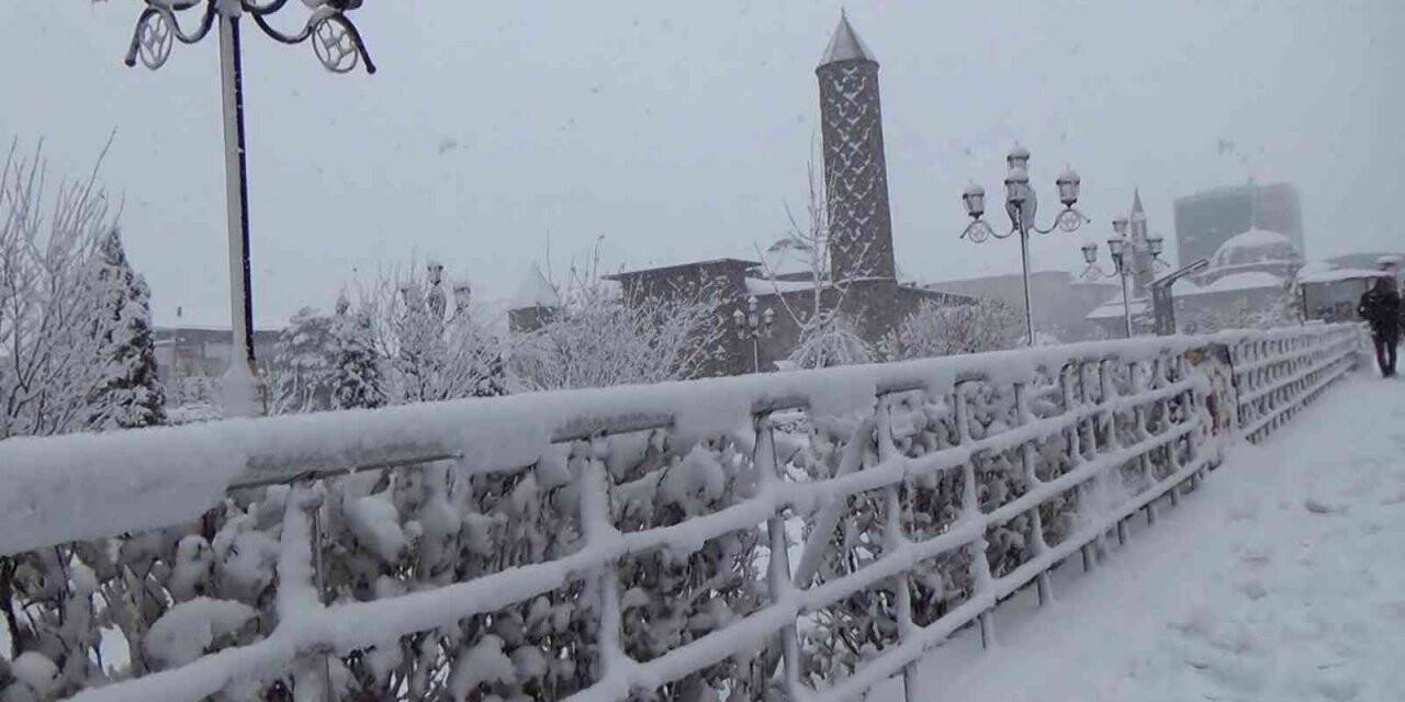 Erzurum’da kar yağışı görsel şölen oluşturdu
