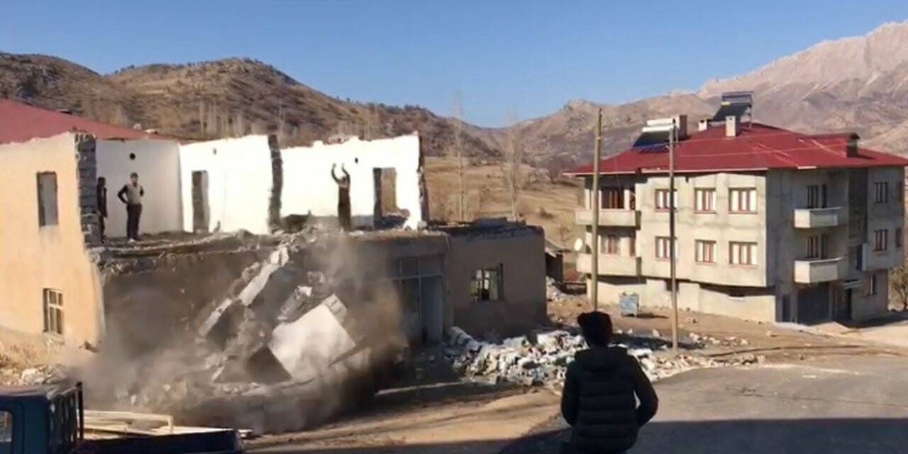 İlkel yöntemlerle tehlikeli ev yıkımı