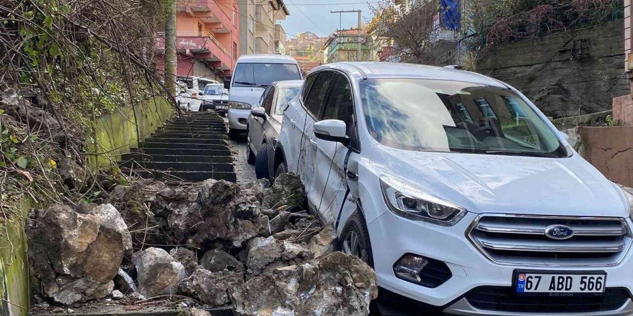 Faciadan dönüldü, kaya parçaları arabanın üzerine düştü