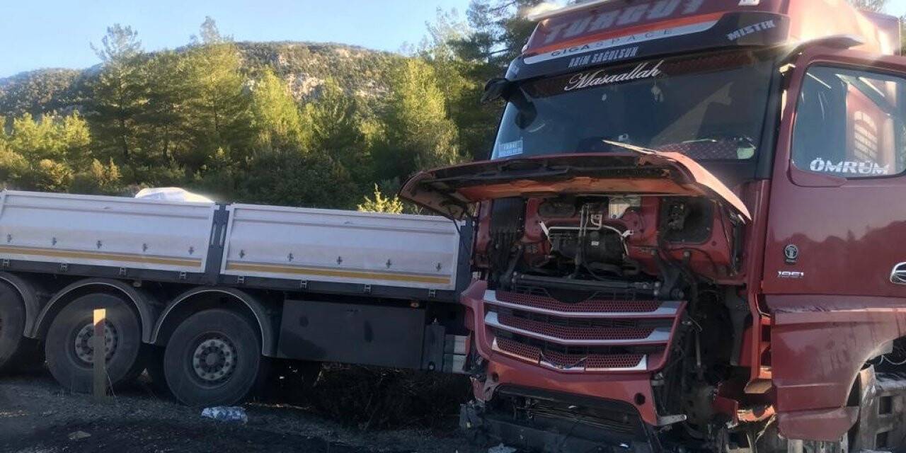 Antalya’da kontrolden çıkan tır şarampole devrildi