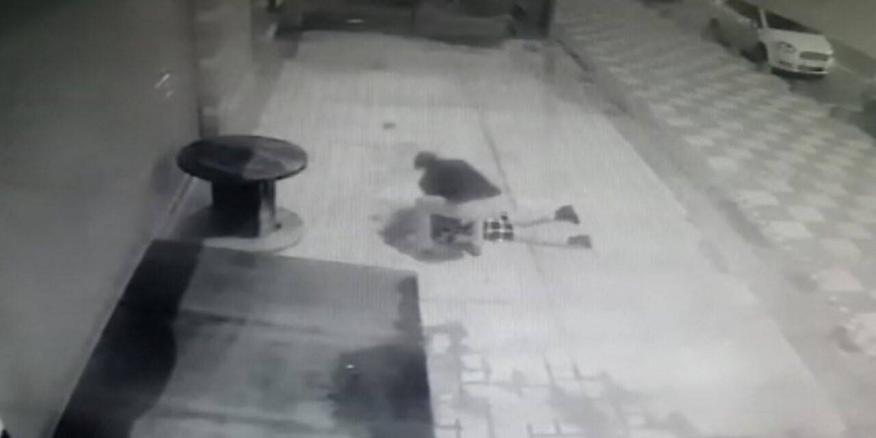 Kalp krizi geçirdiği anlar kamerada: Bir anda yere yığıldı