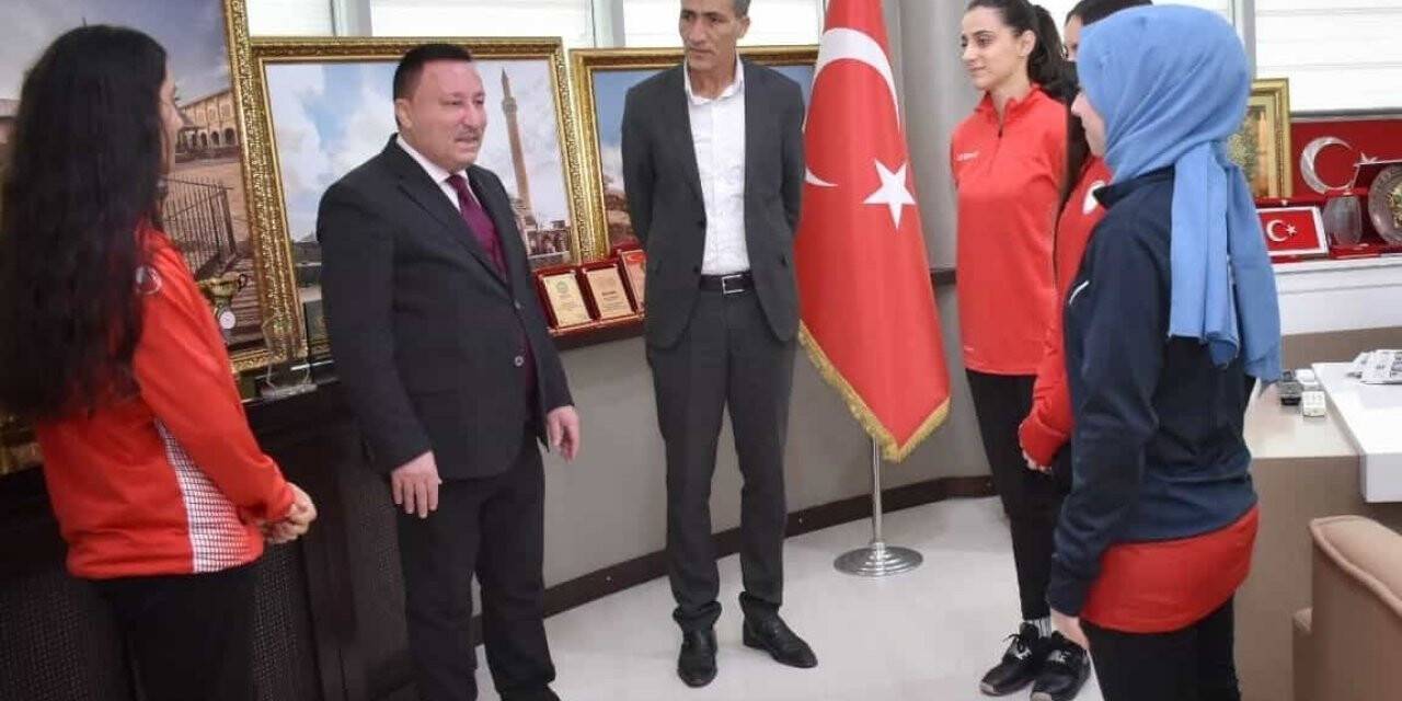 Sporcular kupalarıyla Başkan Beyoğlu’nu ziyaret etti