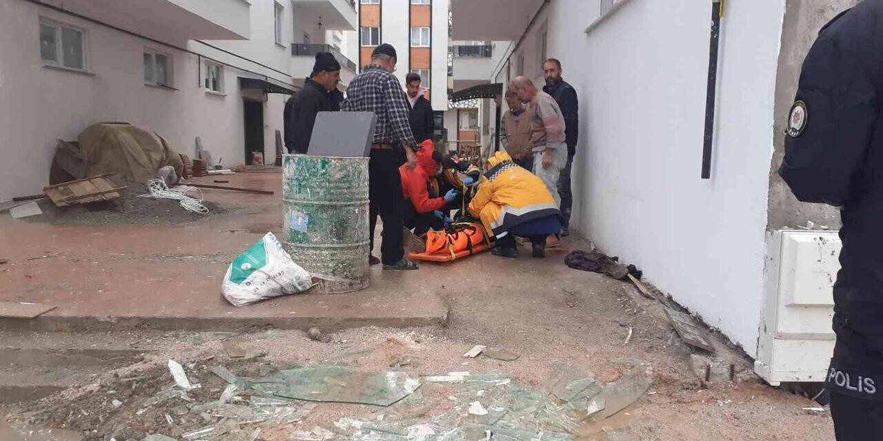 Osmancık’ta şiddetli rüzgar inşaat halindeki bir binanın camını kırdı: 1 yaralı