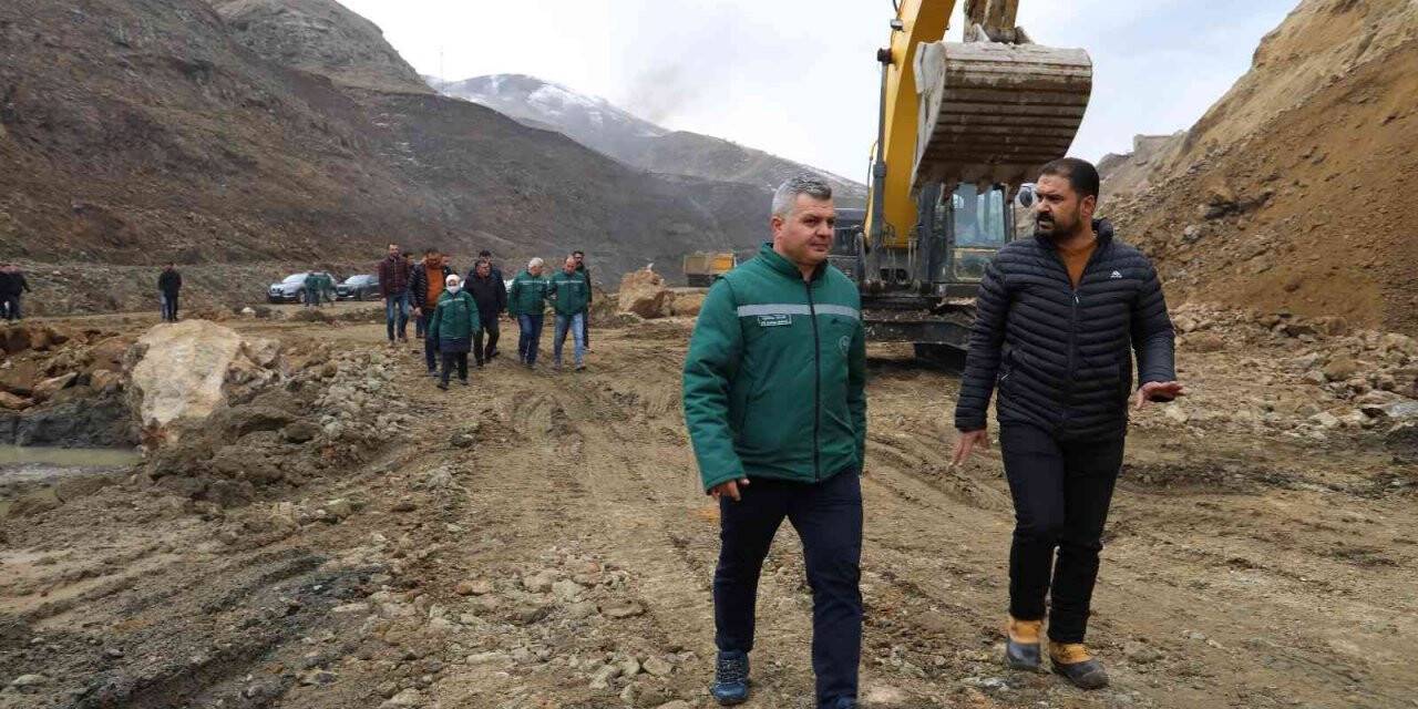Bölge Müdürü Yavuz; Narman Şehitler Barajı ve Söylemez Barajı inşaatlarında incelemede bulundu