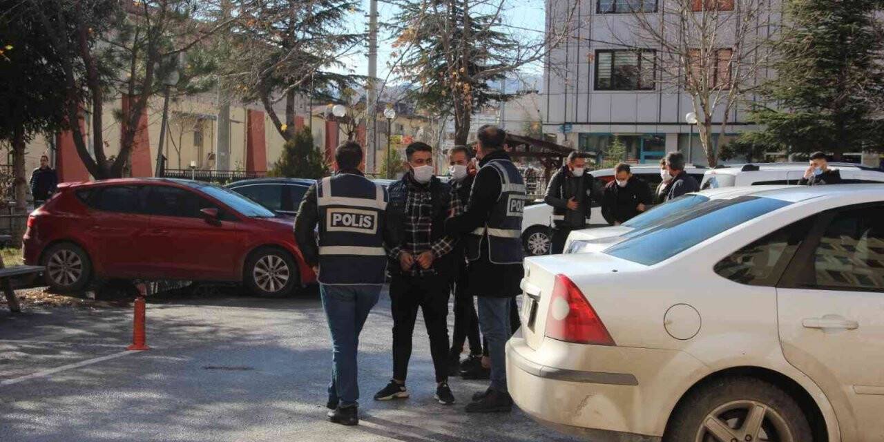 Afyonkarahisar’da eğlence merkezinde "Damsız girilmez" kavgası: 2 yaralı