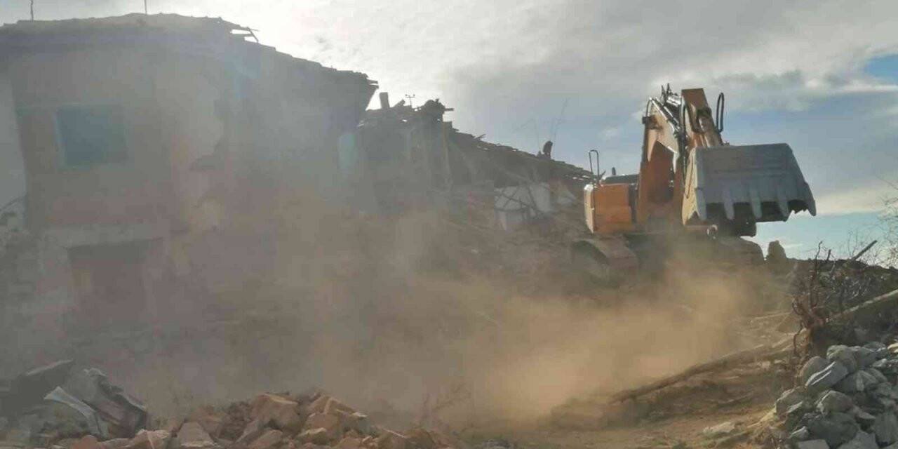 Delice’de metruk binalar yıkıldı