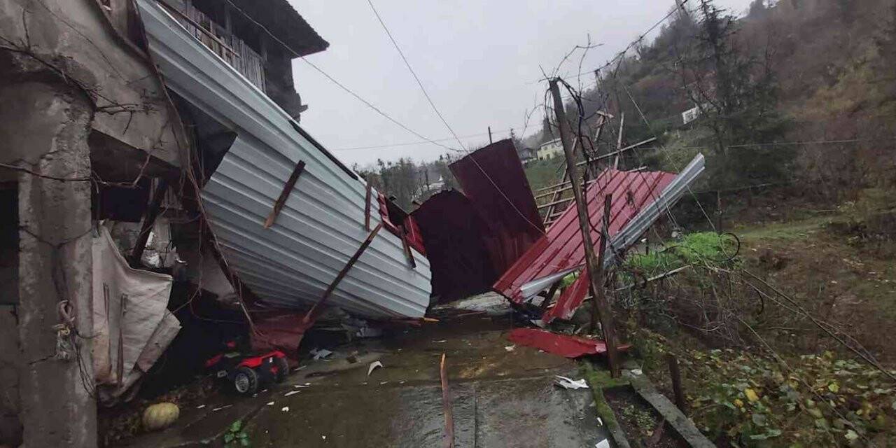 Rize’de şiddetli fırtına çatıları uçurdu
