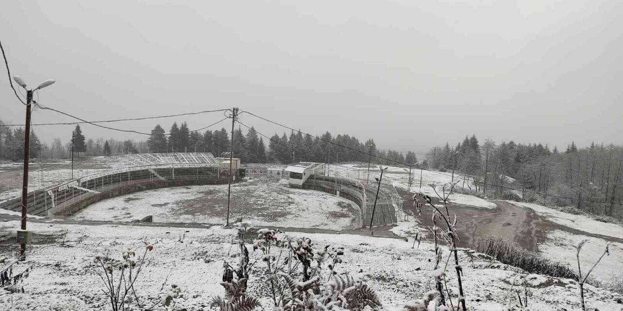 Artvin il merkezinin yüksek kesimlerine kar yağdı