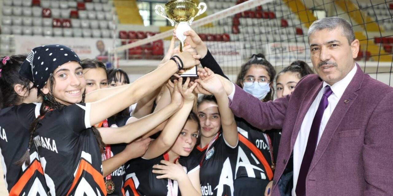 Şehit Adnan Saka Ortaokulu iki kategoride de şampiyon