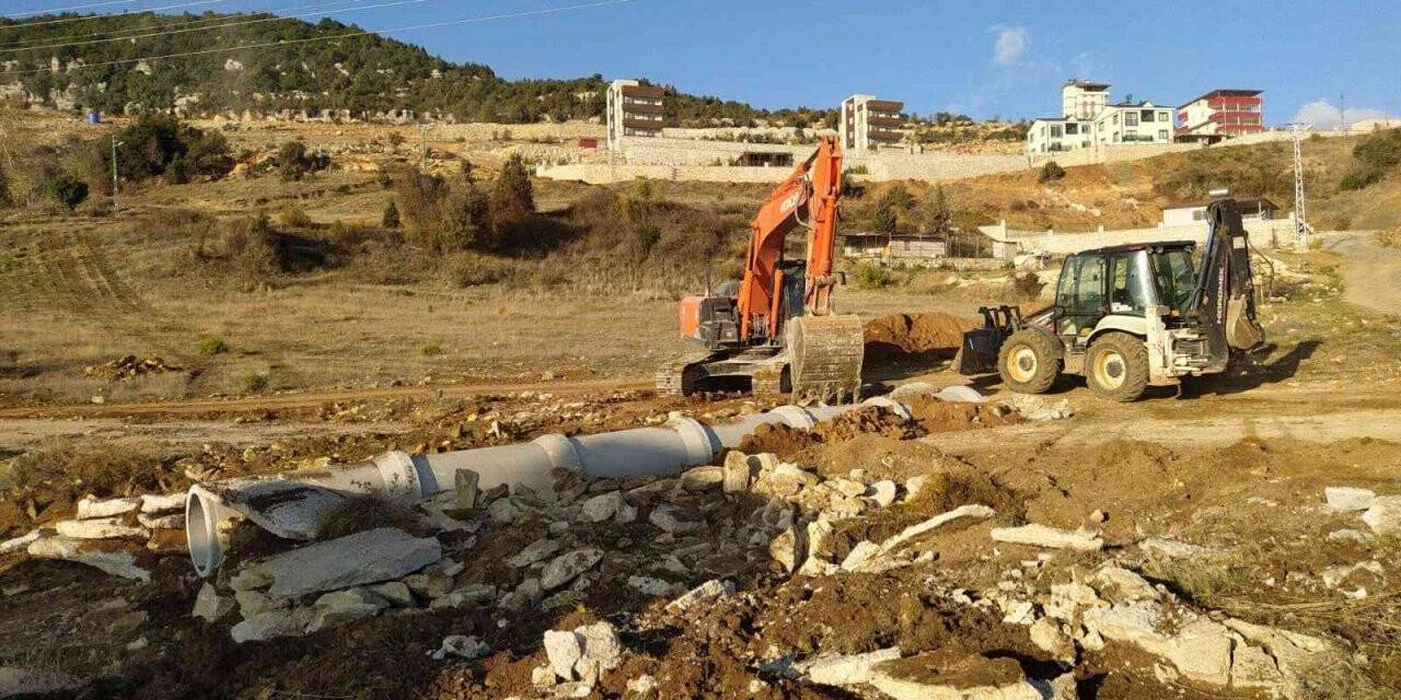 Torosların yüksek kesimlerinde yol çalışmaları sürüyor
