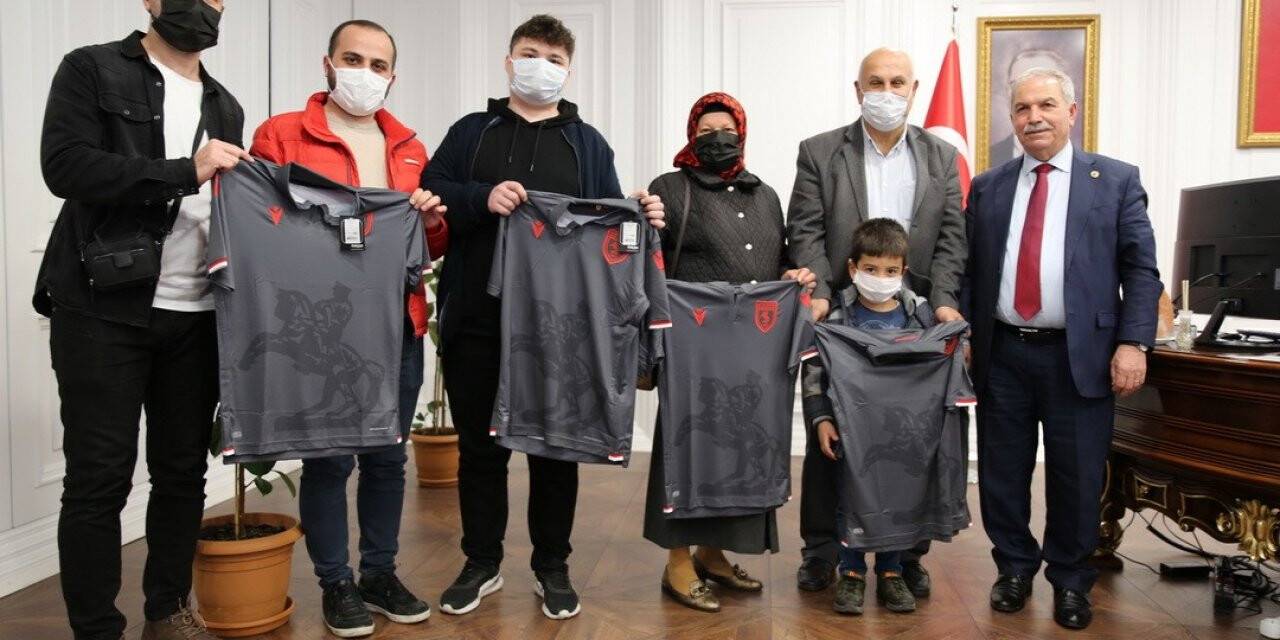 Maç sonucunu tahmin eden 5 taraftara formaları Başkan Demirtaş’tan