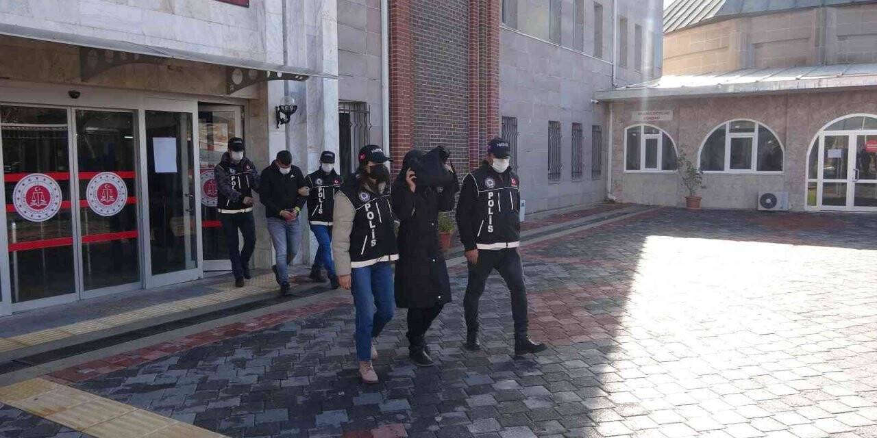Narkotik köpeği uyuşturucuyu bulamasın diye sarımsakların arasına gizlediler
