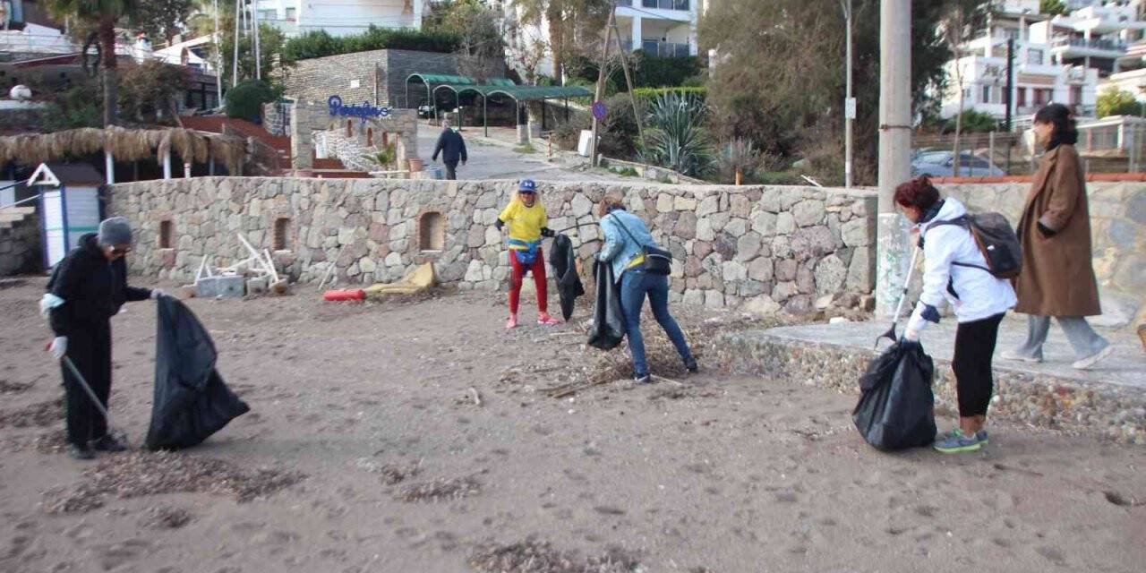 Fırtına sonrası sahil temizliği yaptılar