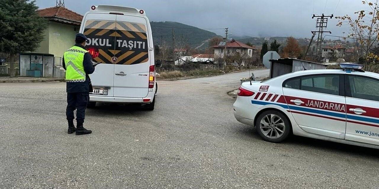 Burdur’da jandarma ekipleri servis araçlarını denetledi