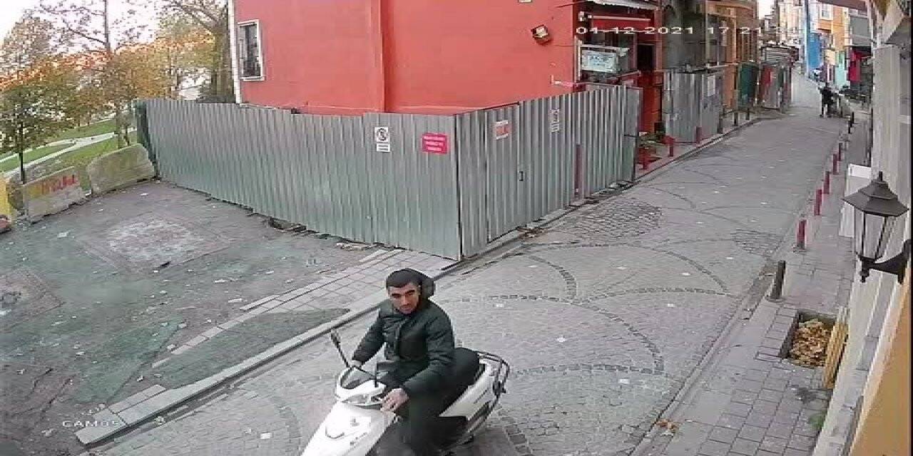 Balat’ta metruk bina çöktü, 2 kişi son anda kurtuldu
