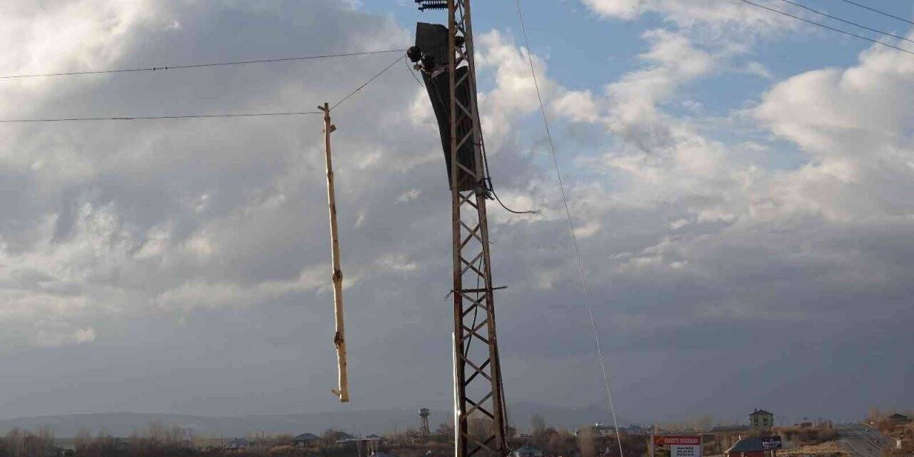 Erciş’te şiddetli rüzgar okulun çatısını uçurdu