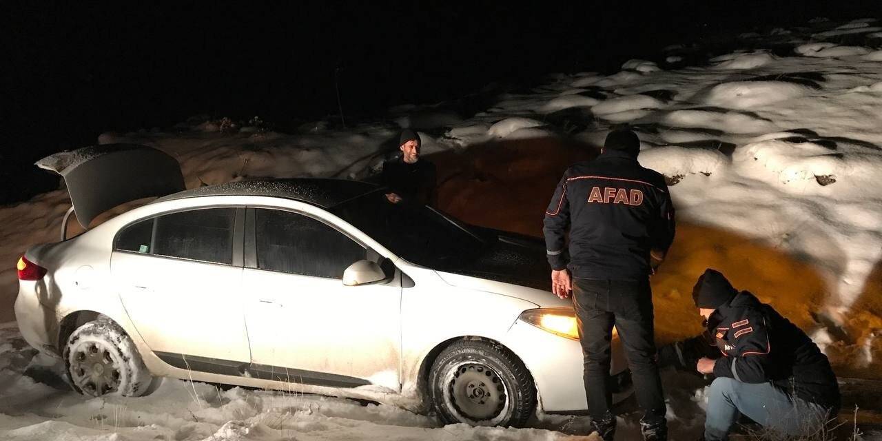 Kardan kapanan yolda mahsur kalan yabancı uyruklu şahsı AFAD kurtardı