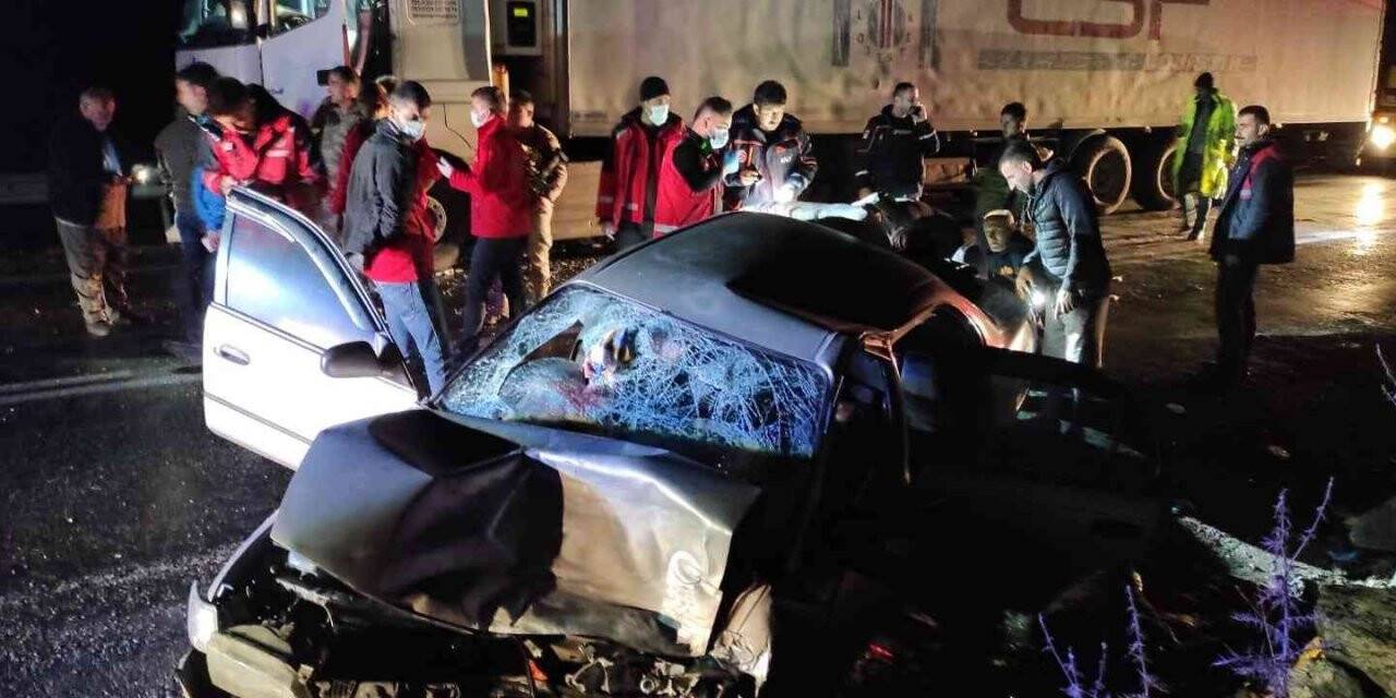 Siirt’te otomobil ile kamyon çarpıştı: 1’i ağır 6 yaralı