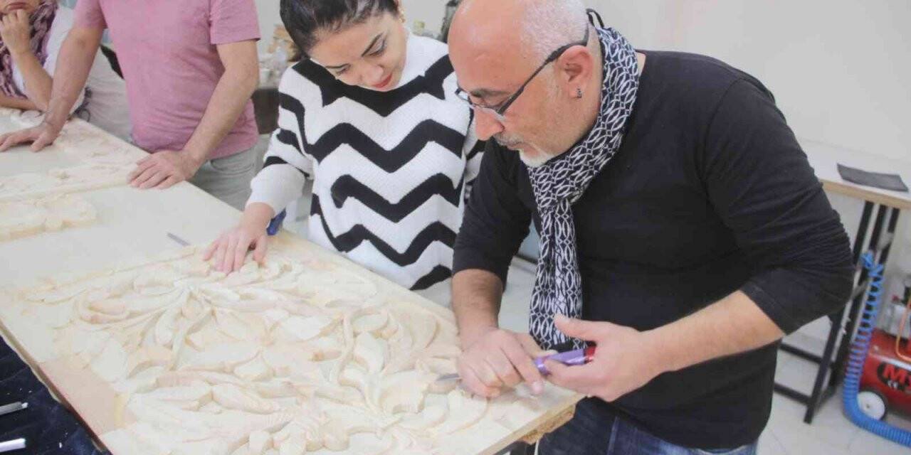 Kaybolan meslek ahşap oymacılığının inceliklerini öğreniyorlar