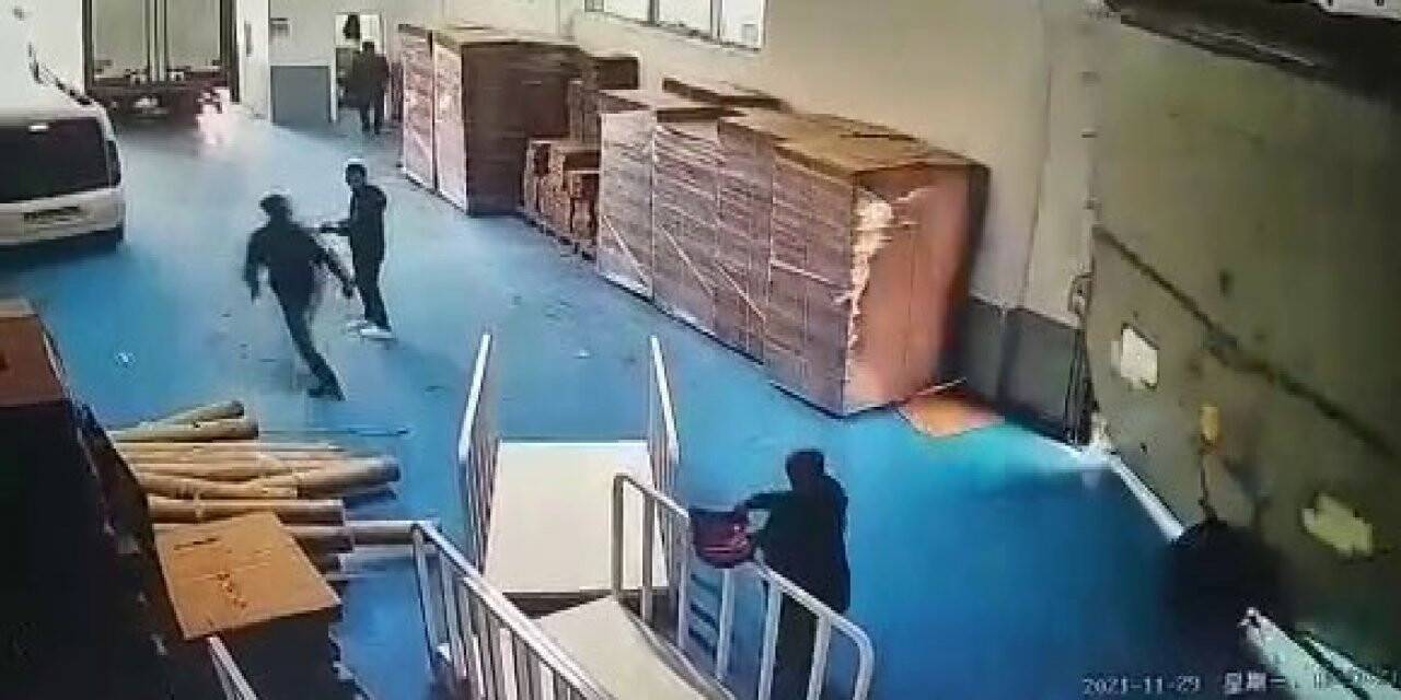 Tekstil atölyesinde fırtına dehşetini yaşadılar: O anlar kamerada