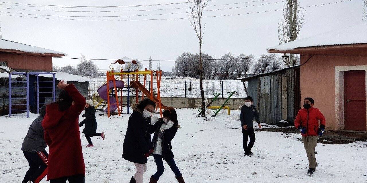 Kar sürücülere çile çocuklara neşe oldu