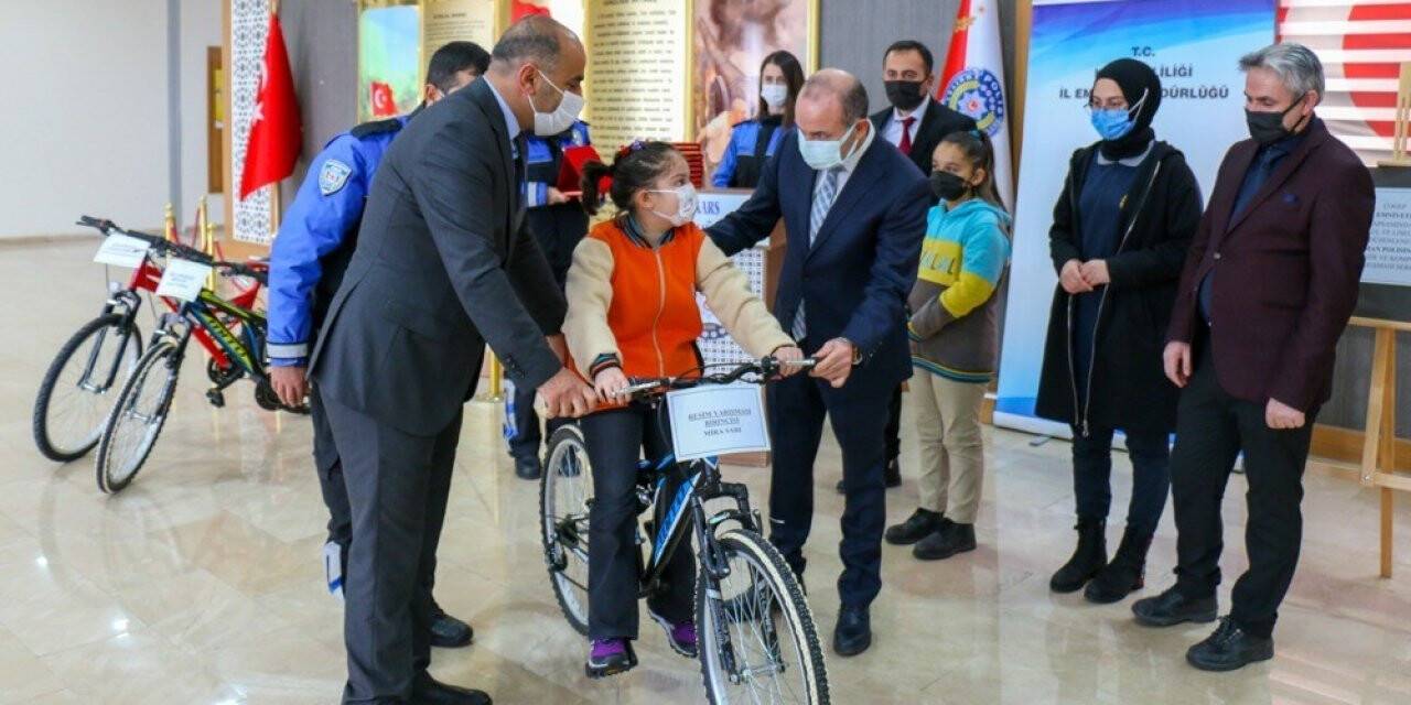 Kars’ta dereceye giren öğrenciler hediyelerini aldı