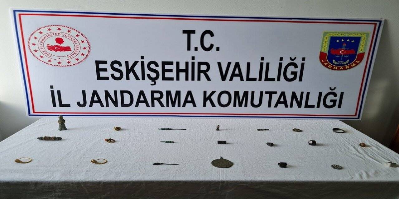 Satmak için tarihi eserlere müşteri ararken jandarmaya yakalandılar
