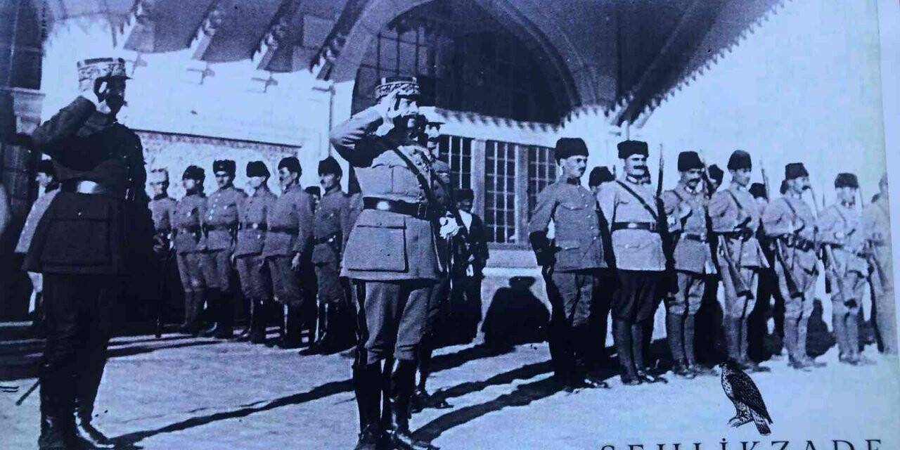Fransız askerlerin Türk sancağını selamladığı fotoğraf gün yüzüne çıktı