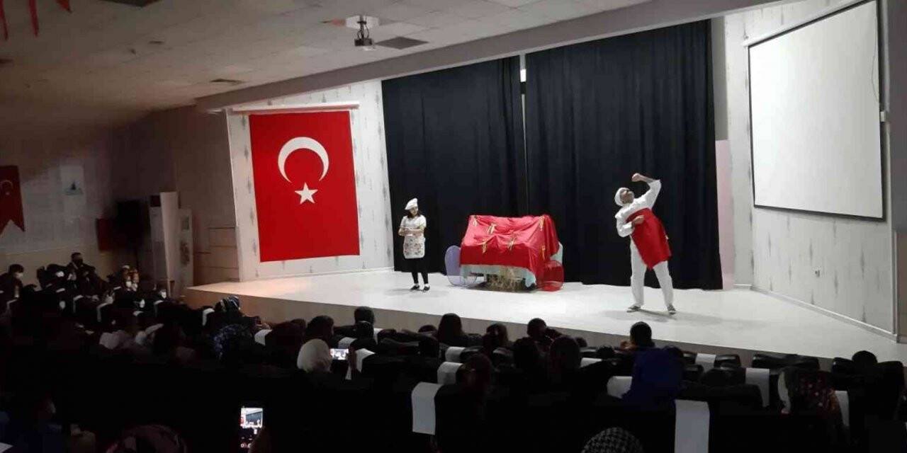 Kartepe’de çocuklar tiyatro oyunu ile eğlendi
