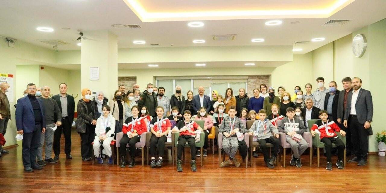 Başkan Söğüt, yüzücülerle bir araya geldi