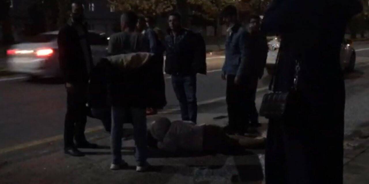 Kazada yaralanan kadının üzerini montlarıyla örttüler