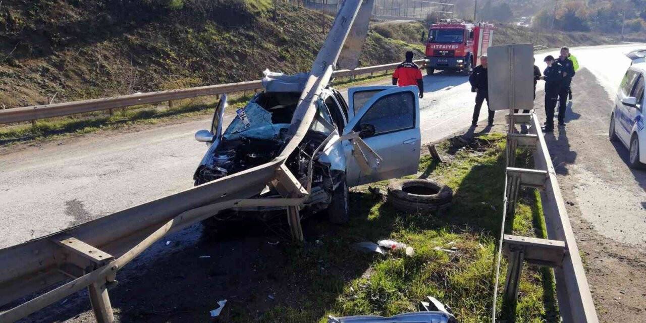 Duble yolda otomobil bariyere ok gibi saplandı: 1 yaralı