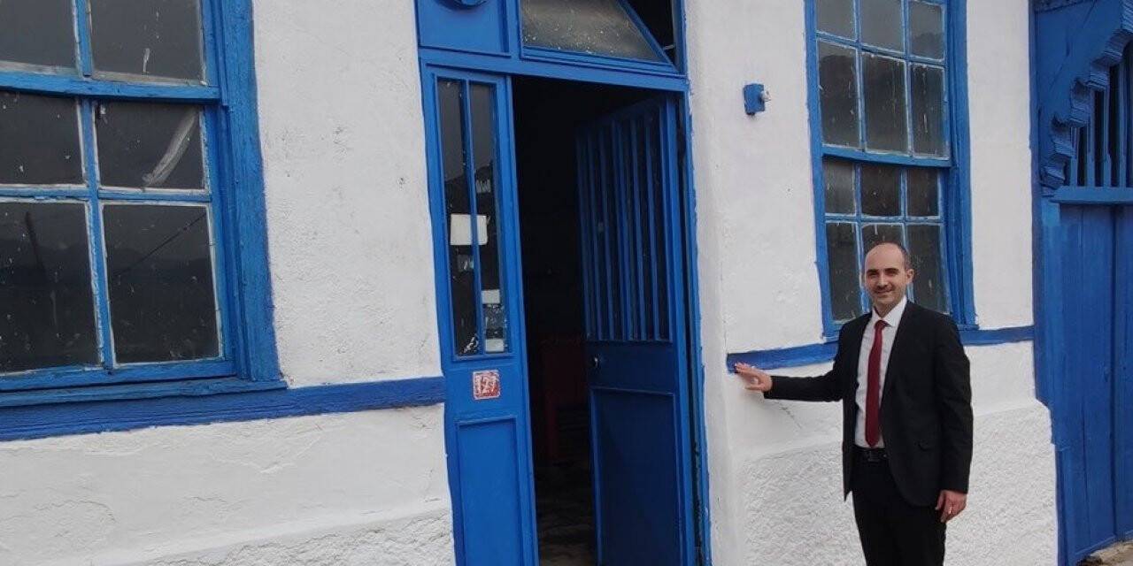 Rengarenk boyanan köy evleri