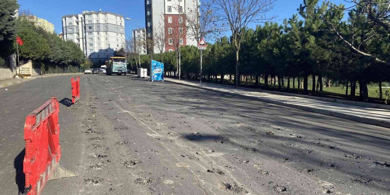 Beylikdüzü’nde vatandaşlar sürekli bozulan yollardan şikayetçi