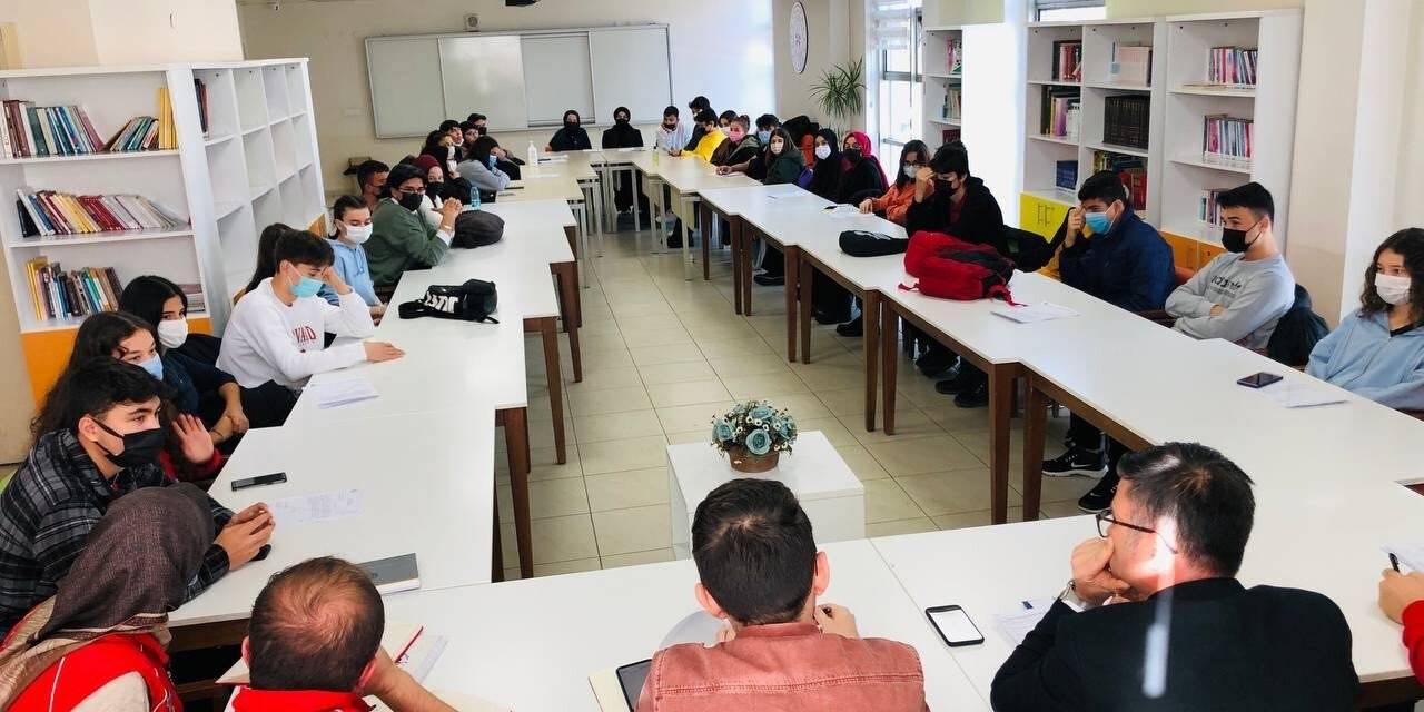 İsa Yazıcı, liseli gençlerin projelerini dinledi