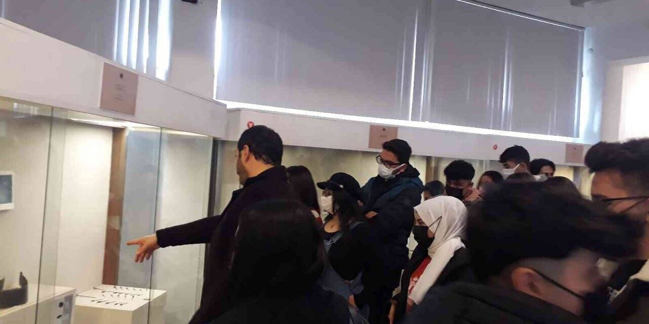 NEVÜ Öğrencileri gezerek öğreniyor